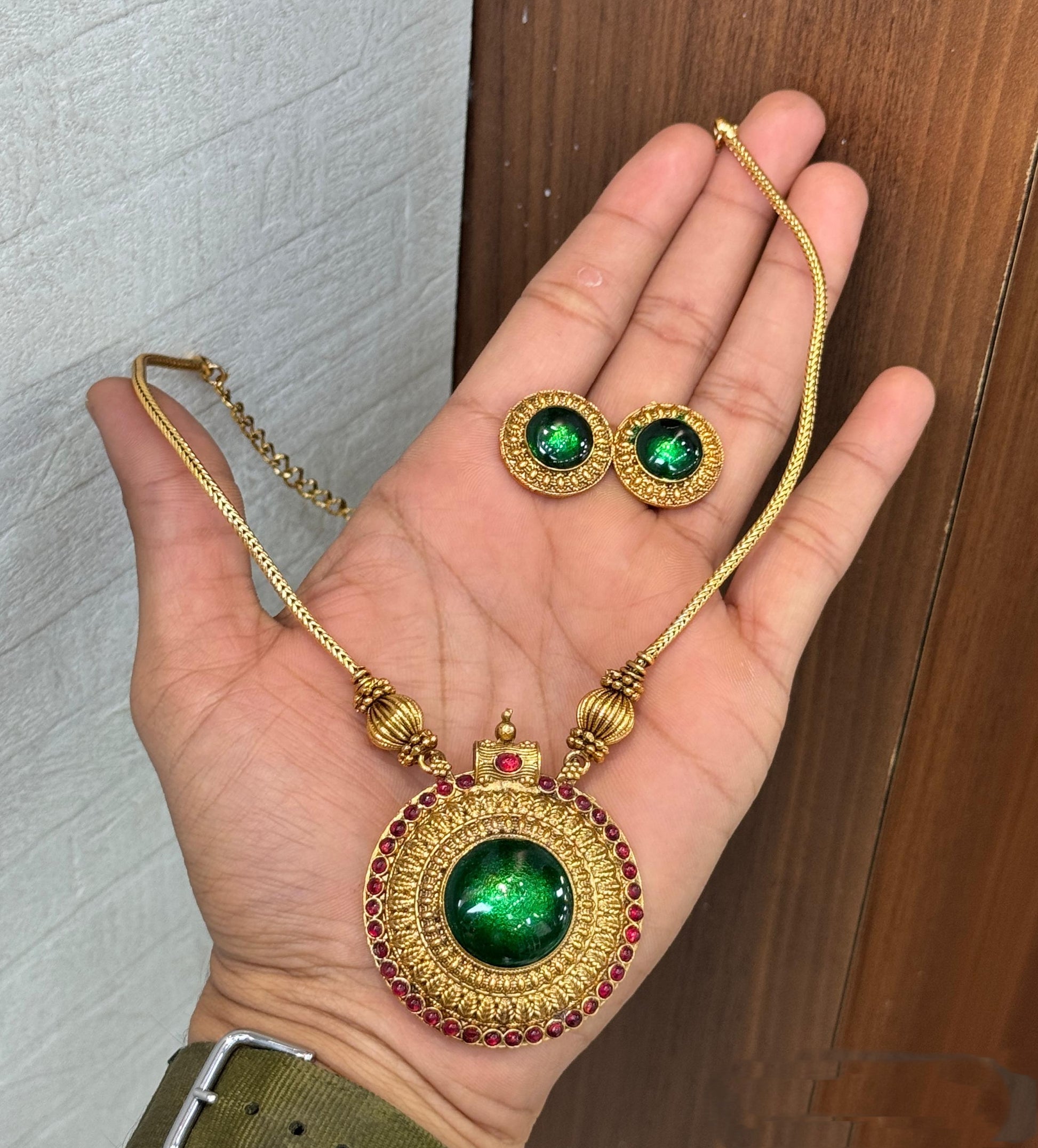 Round Palakka Pendant Necklace V1