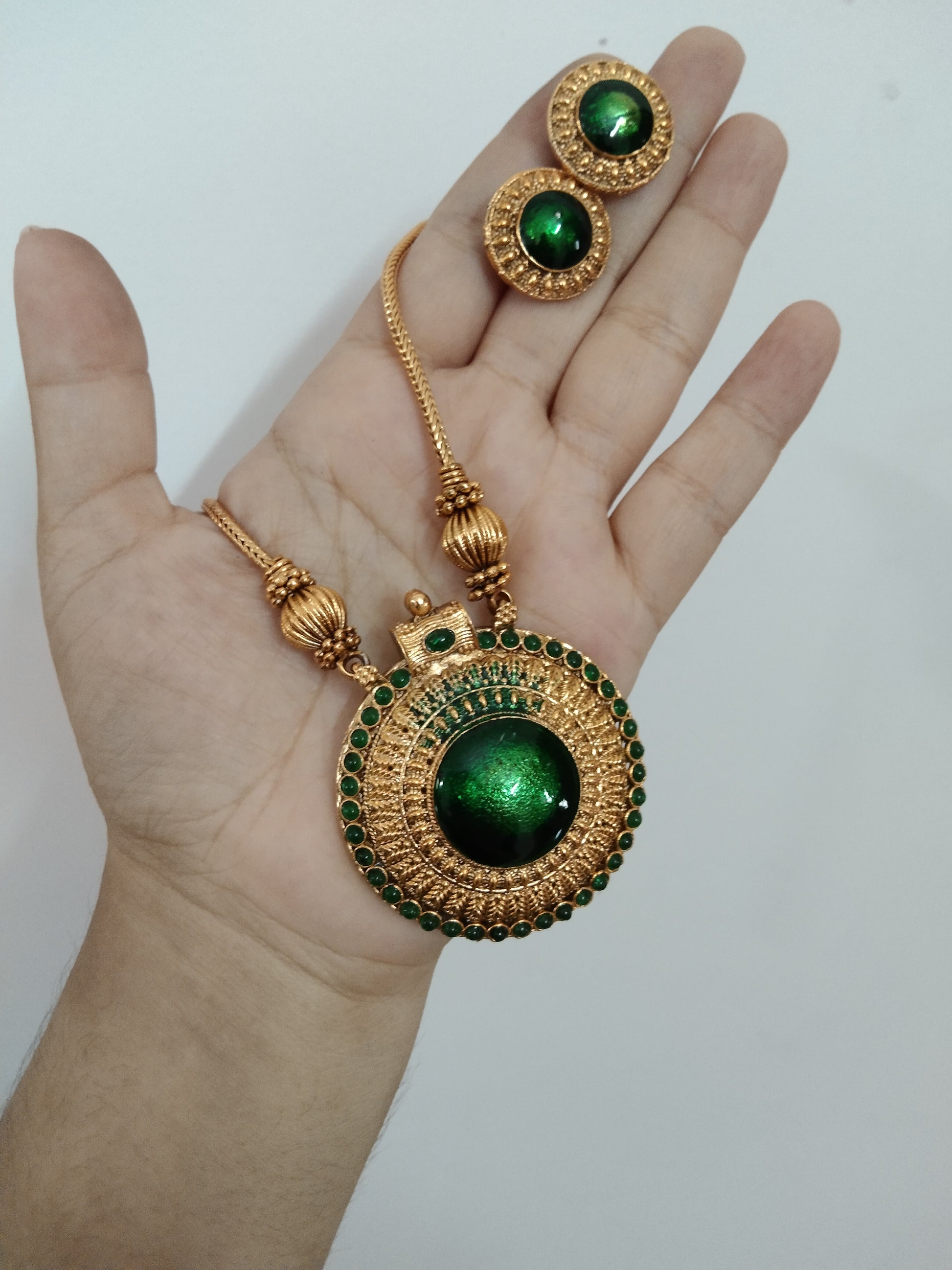 Round Palakka Pendant Necklace V1