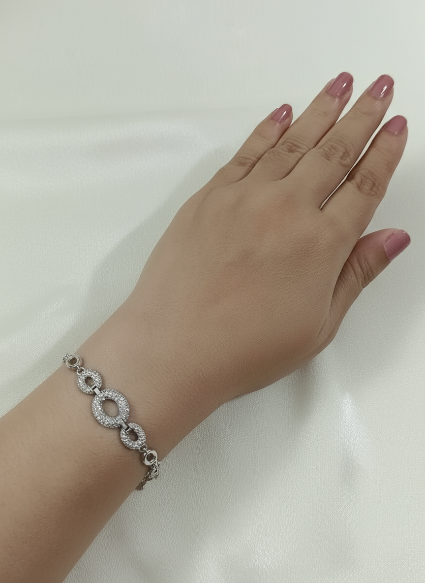 Bracelet with perfectly smooth hand