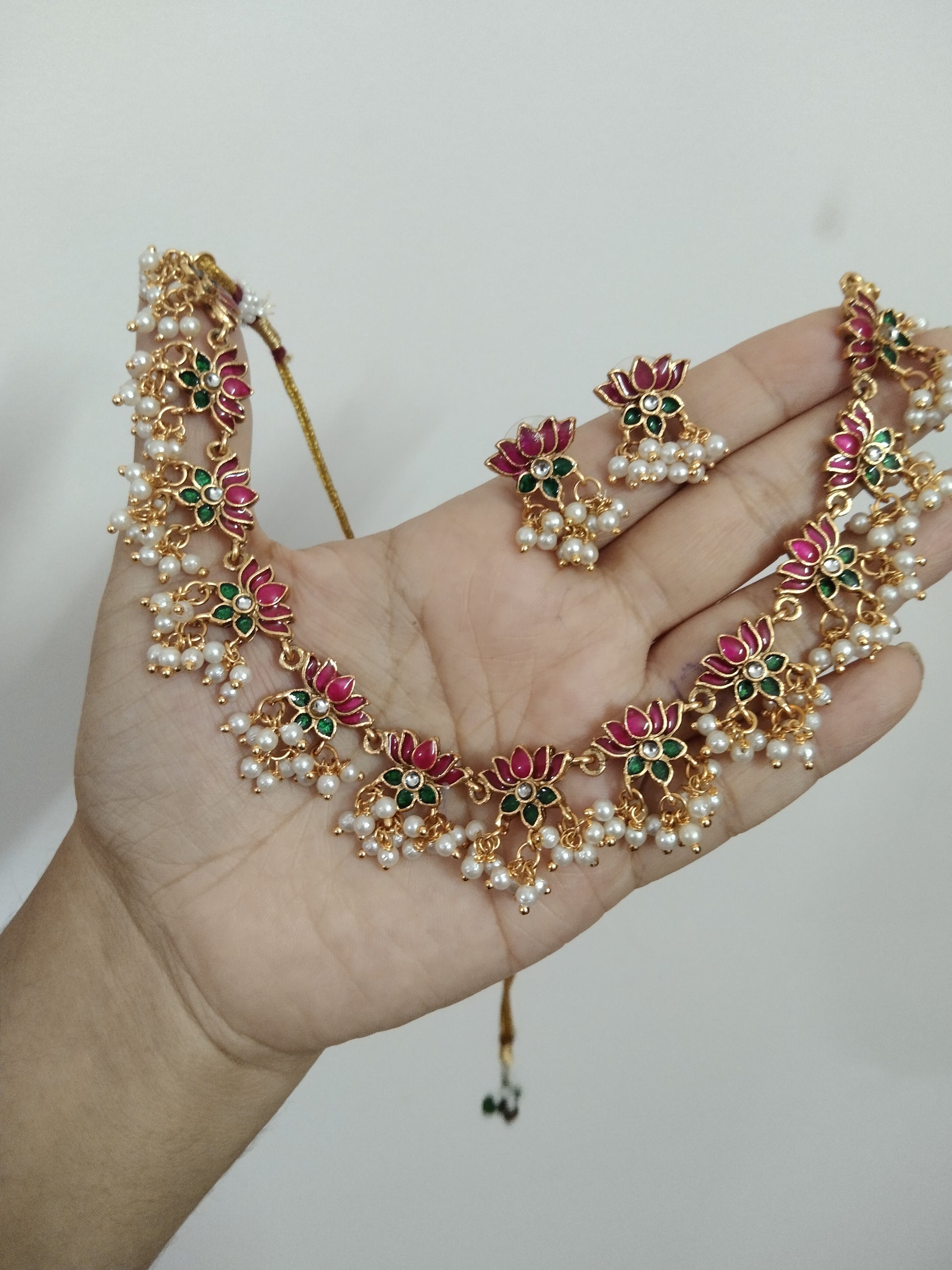 Thamara pearl drop Necklace V6