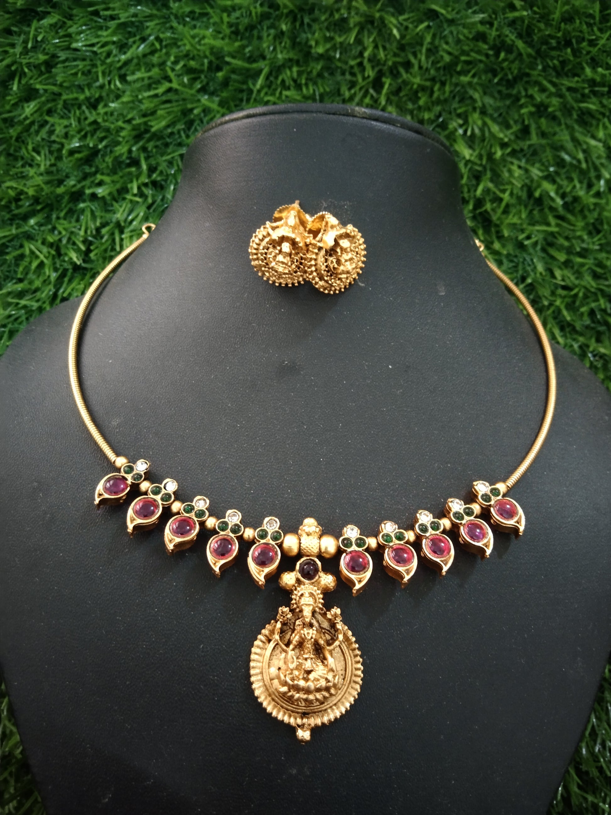 Lakshmi Pendant Hasli