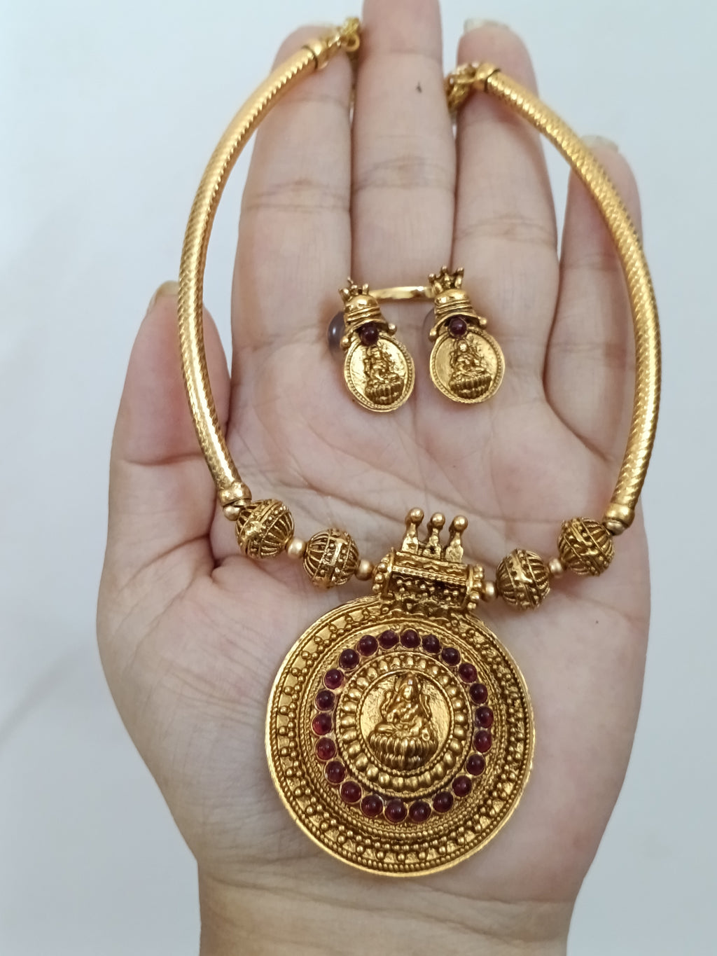 Lakshmi Pendant Flexible Hasli Necklace Set