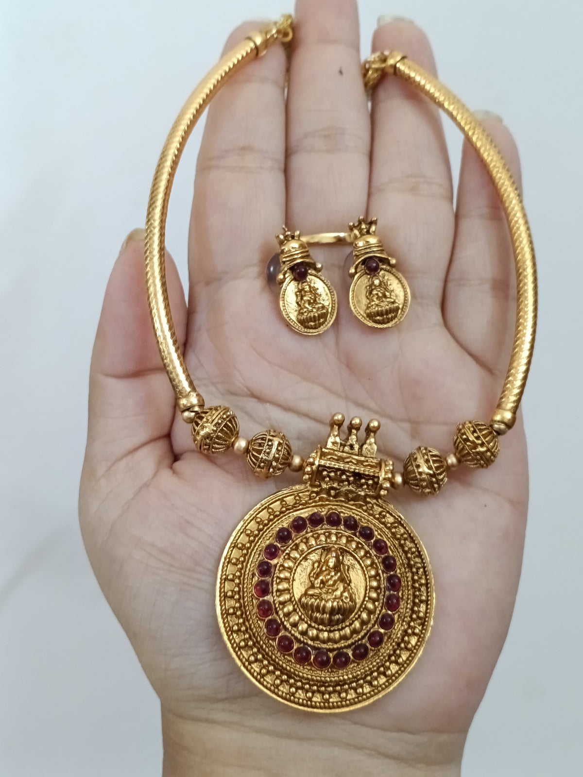 Lakshmi Pendant Flexible Hasli Necklace Set