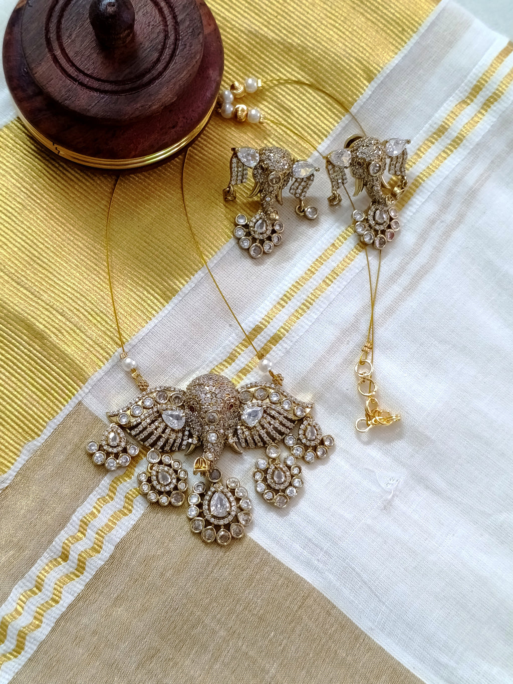 AD Gaja Pendant Invisible Chain Set