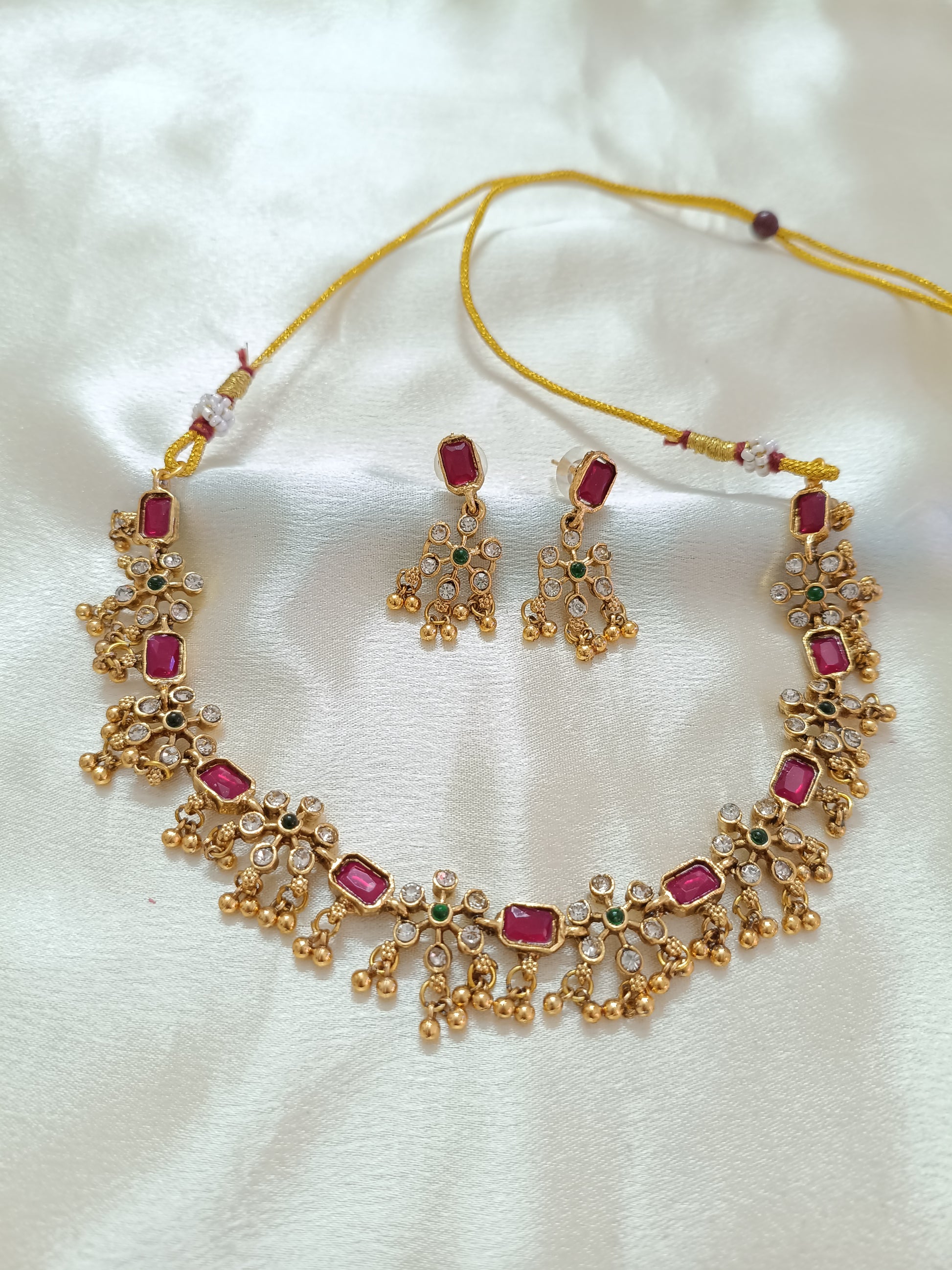 Low Budget Flower Necklace Set