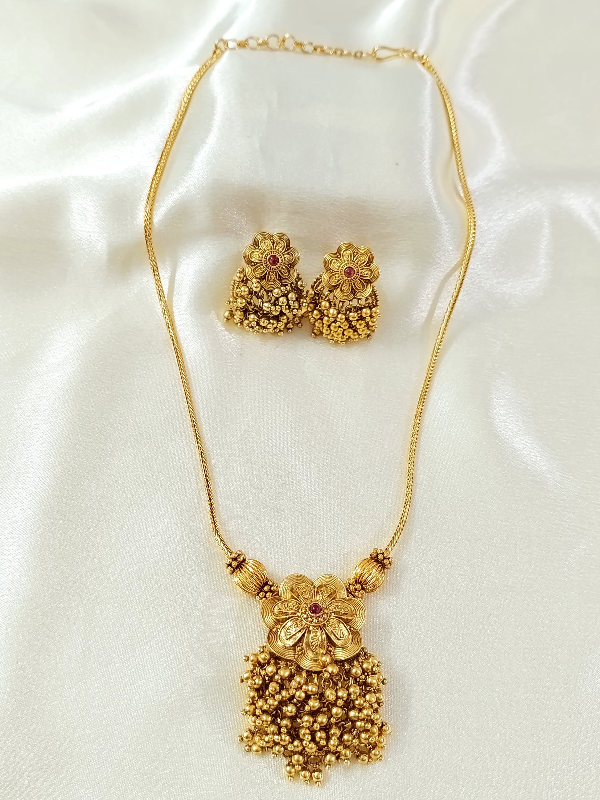 Golden Flower Pendant Necklace Set