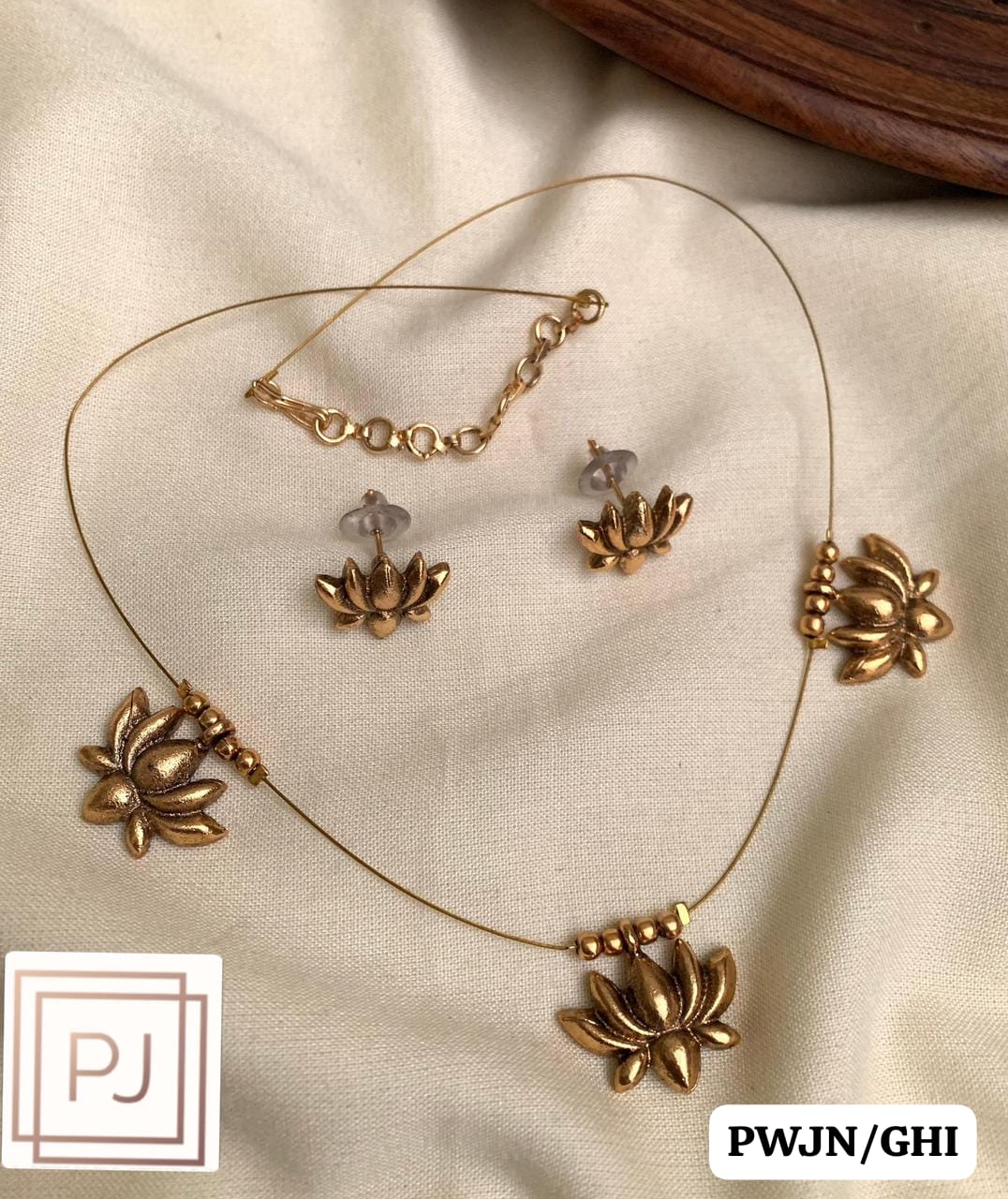 Golden Lotus Invisible Chain Set