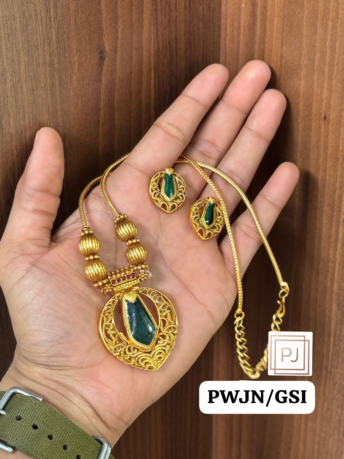 Big Pendant Green Nagapadam Necklace