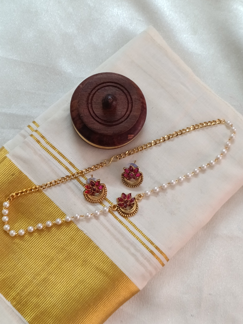 Flower Pendant Pearl Choker Set