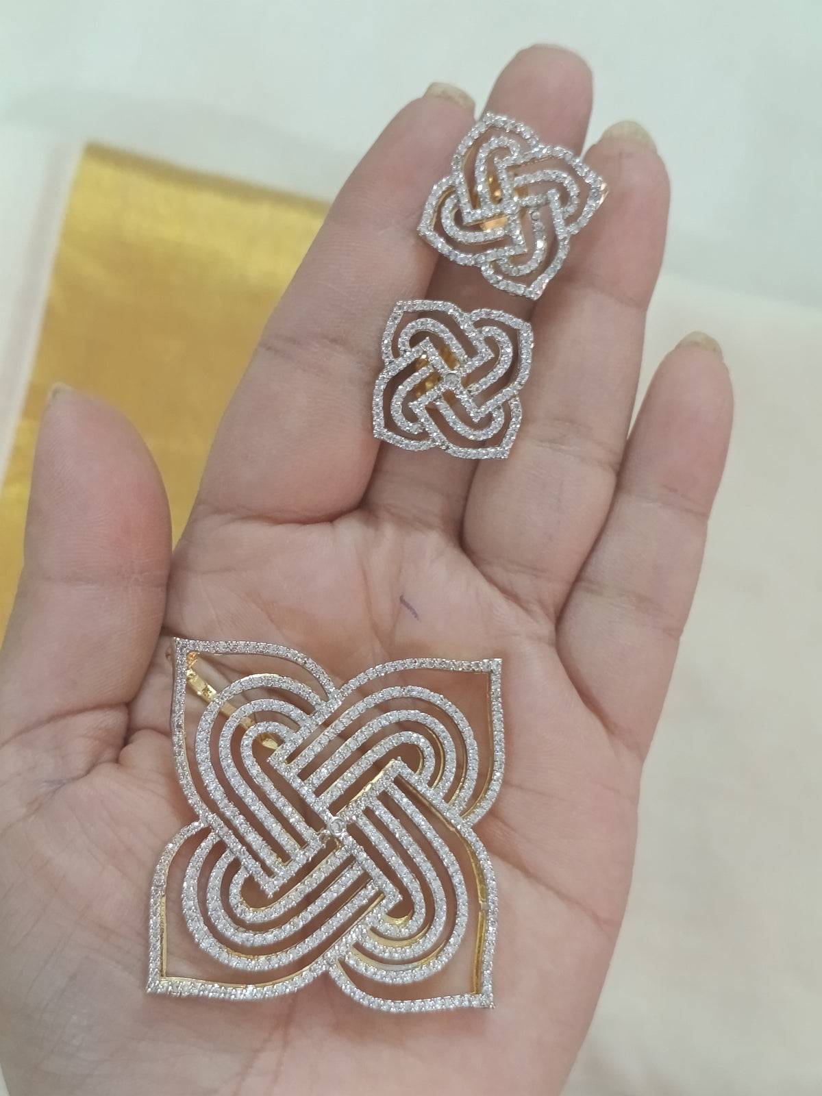 Kolam Pendant Set V126