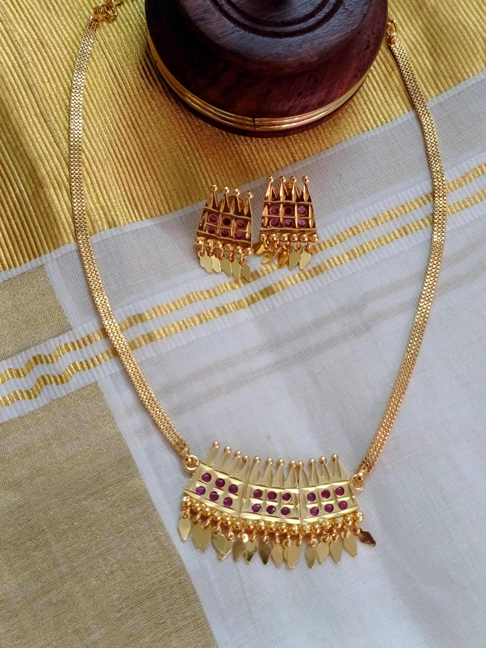 Micro Polish Poothali Pendant Mid Long Necklace Set
