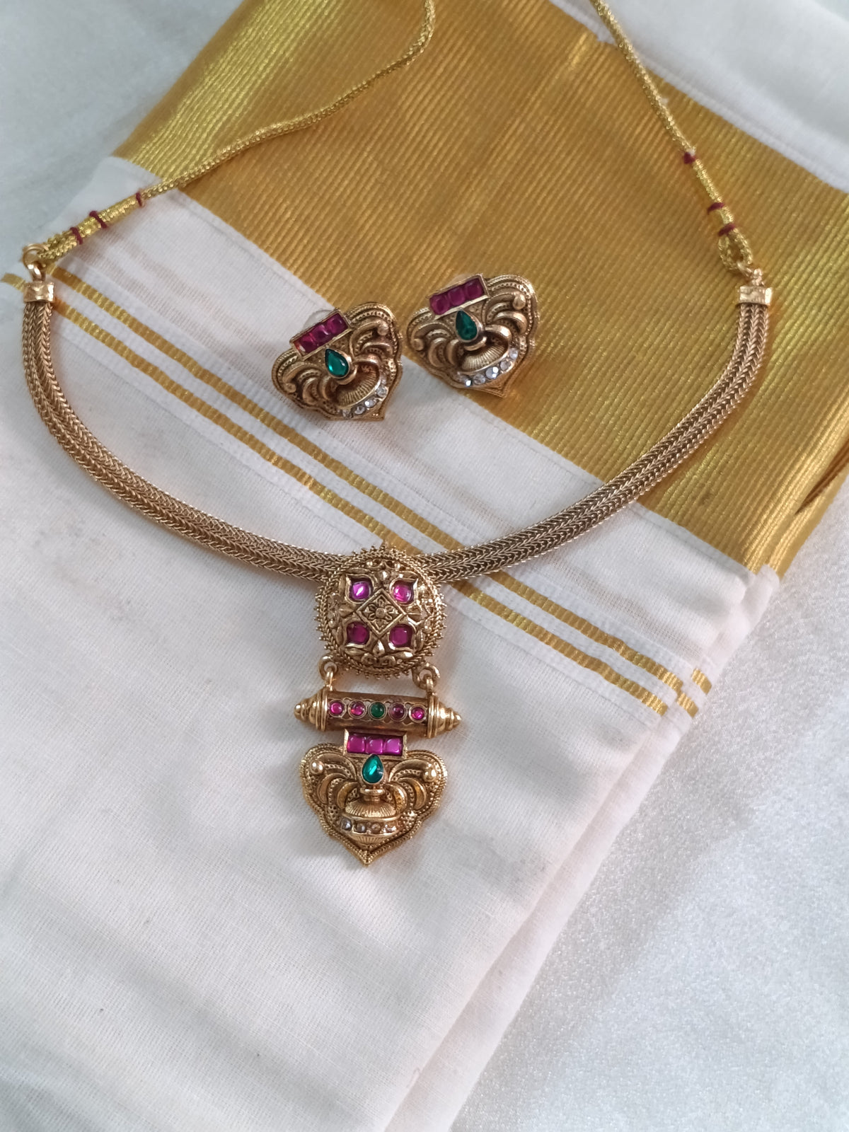 Non Idol Choker Set