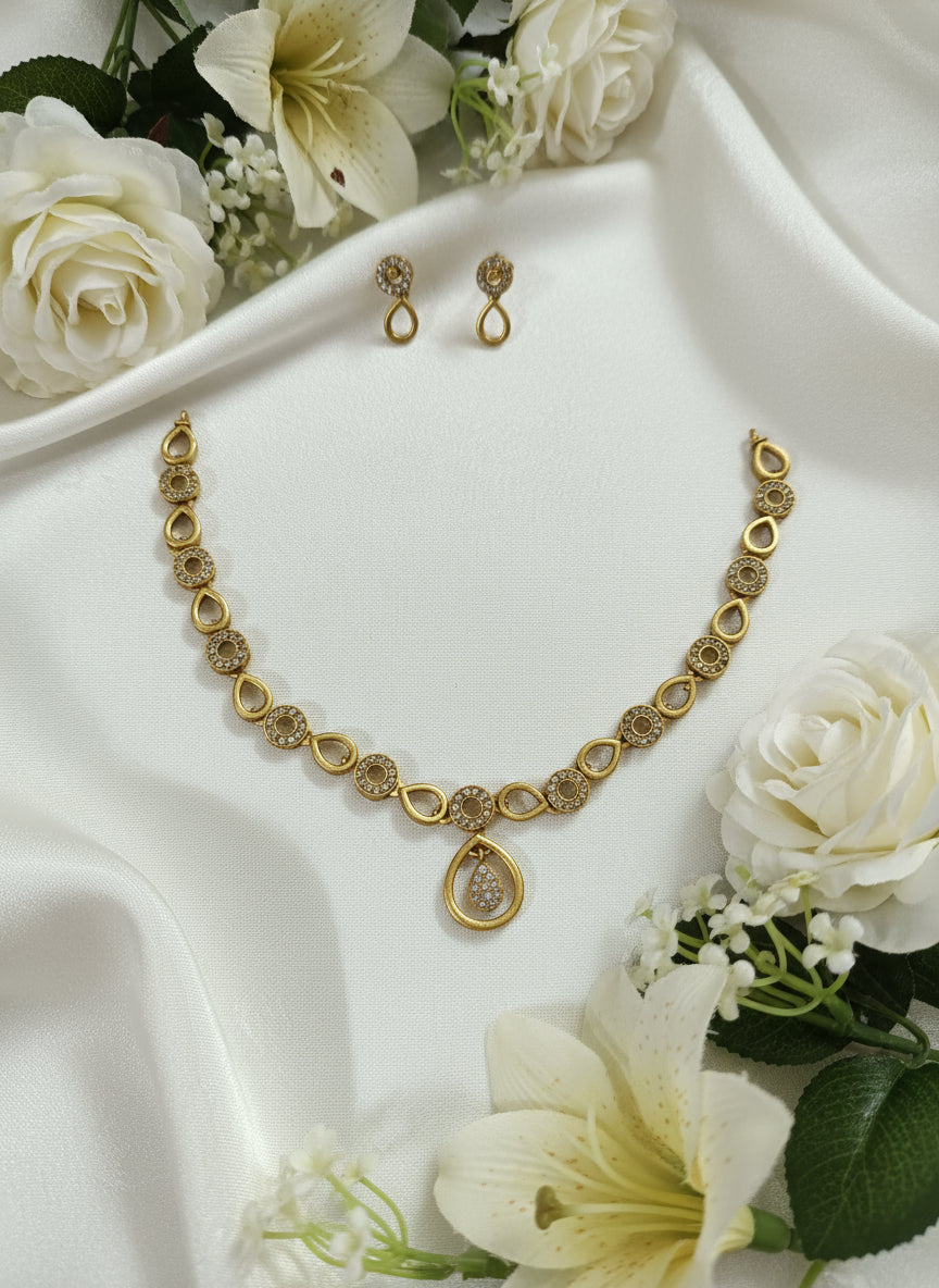AD Petal Necklace Set