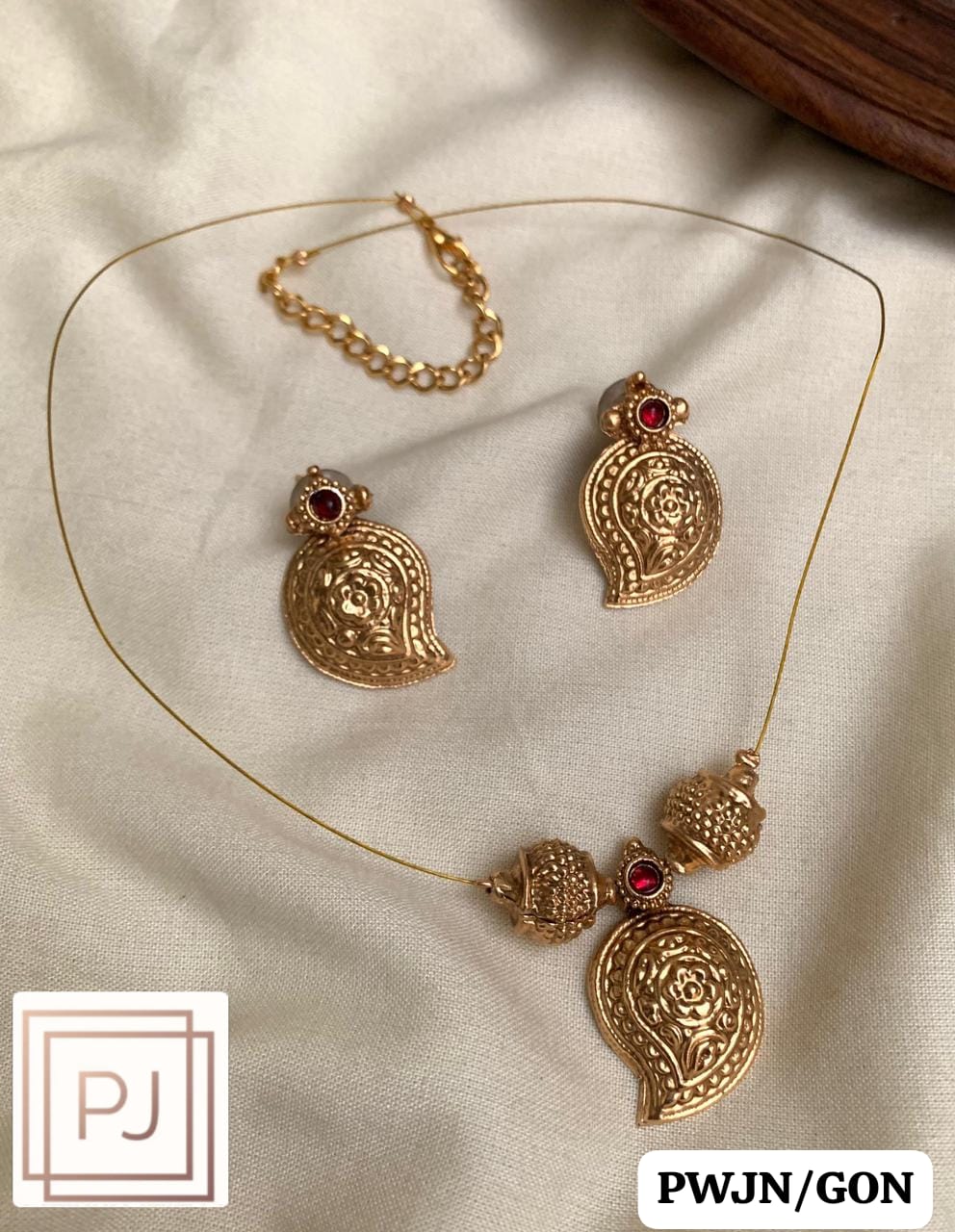 Mango Invisible Neckset Set