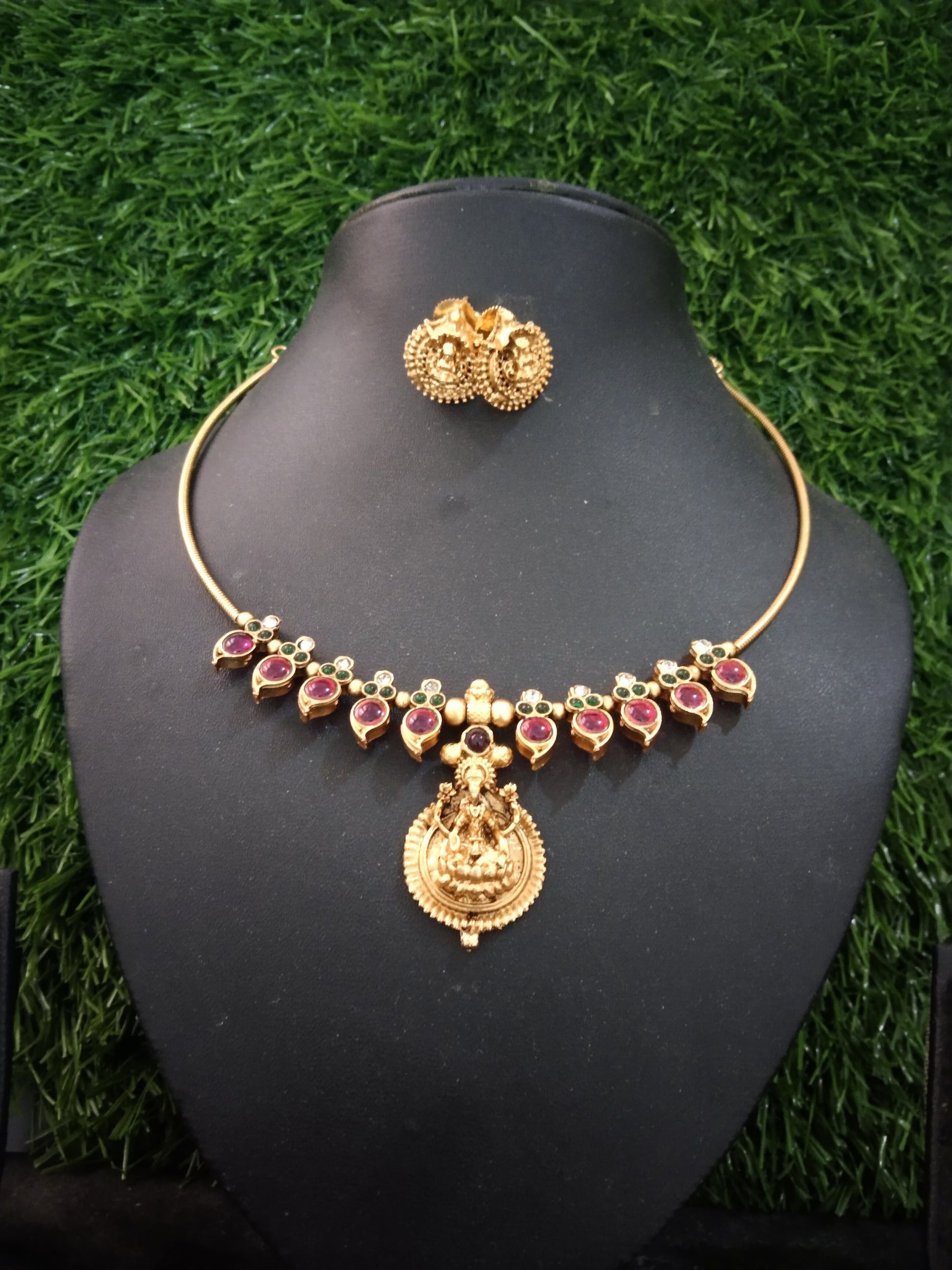 Lakshmi Pendant Hasli
