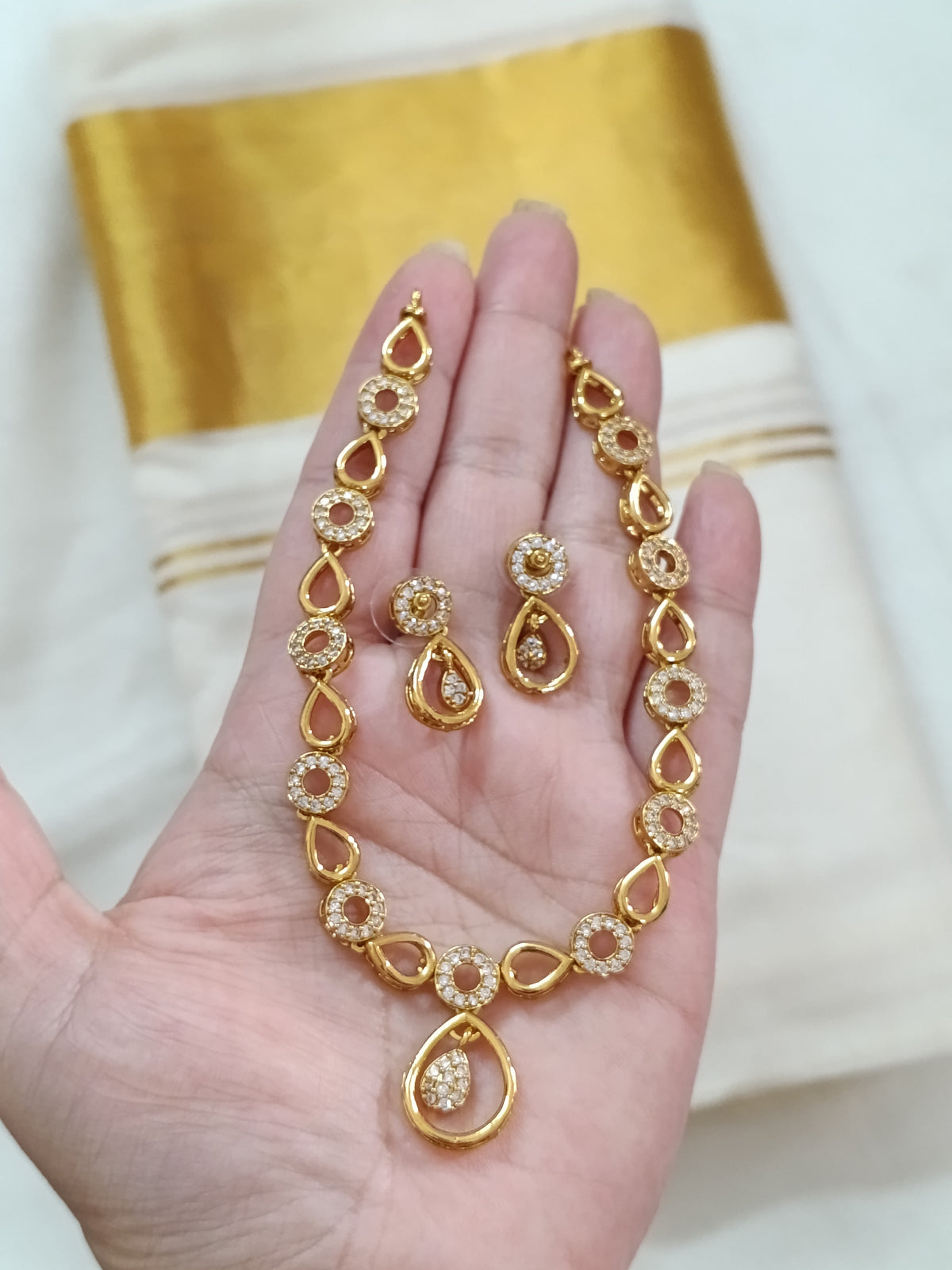 AD Petal Necklace Set