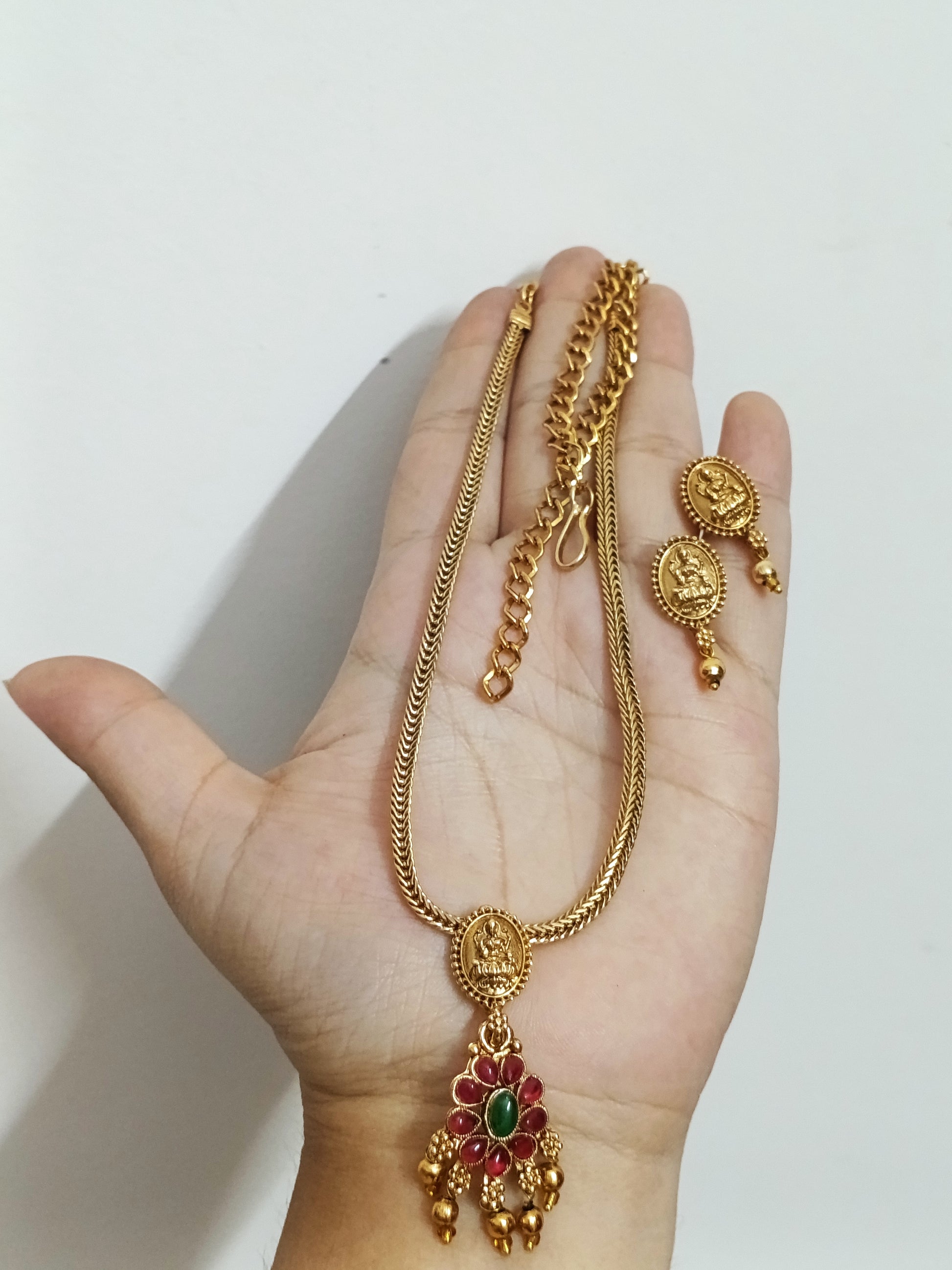 Low Budget Lakshmi Flower Pendant Necklace Set