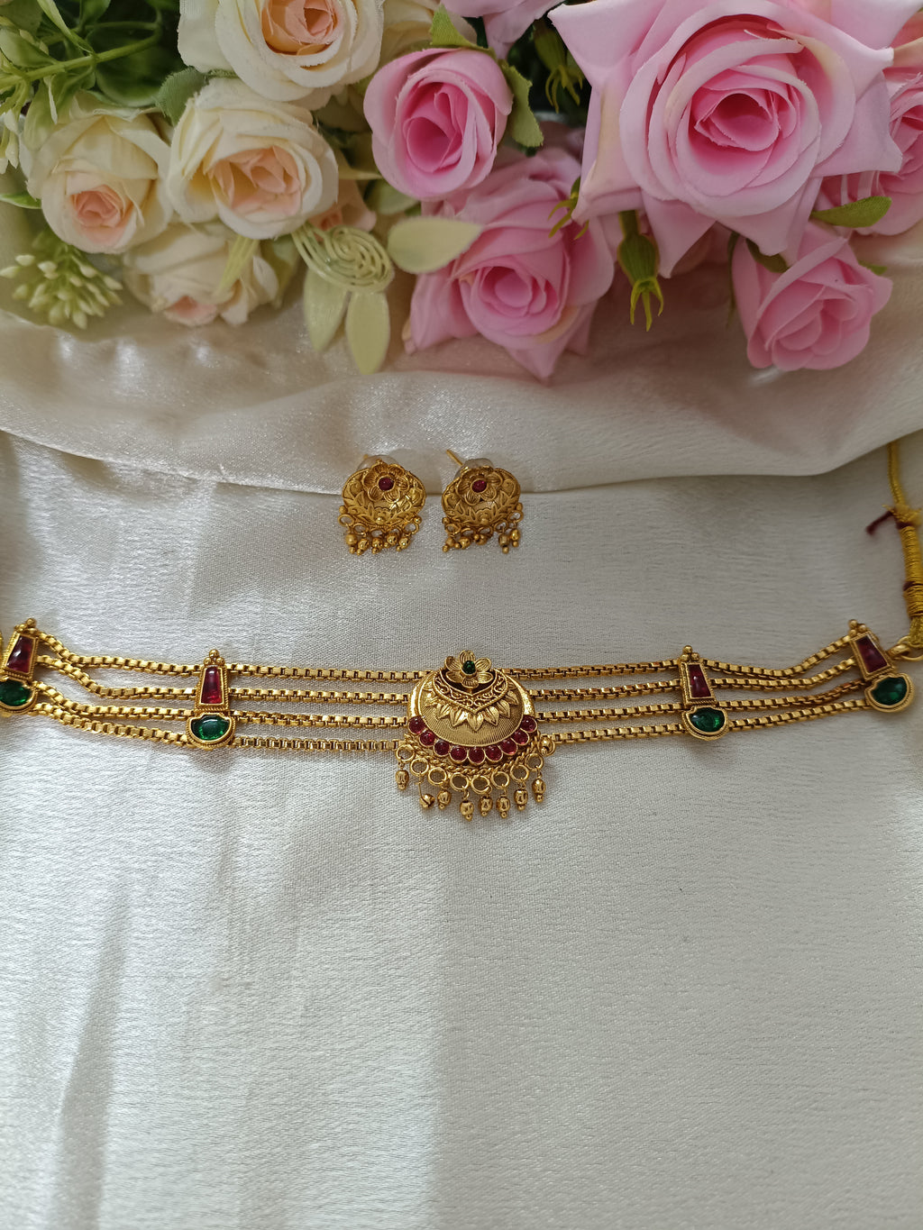 Gold Replica Non Idol Choker