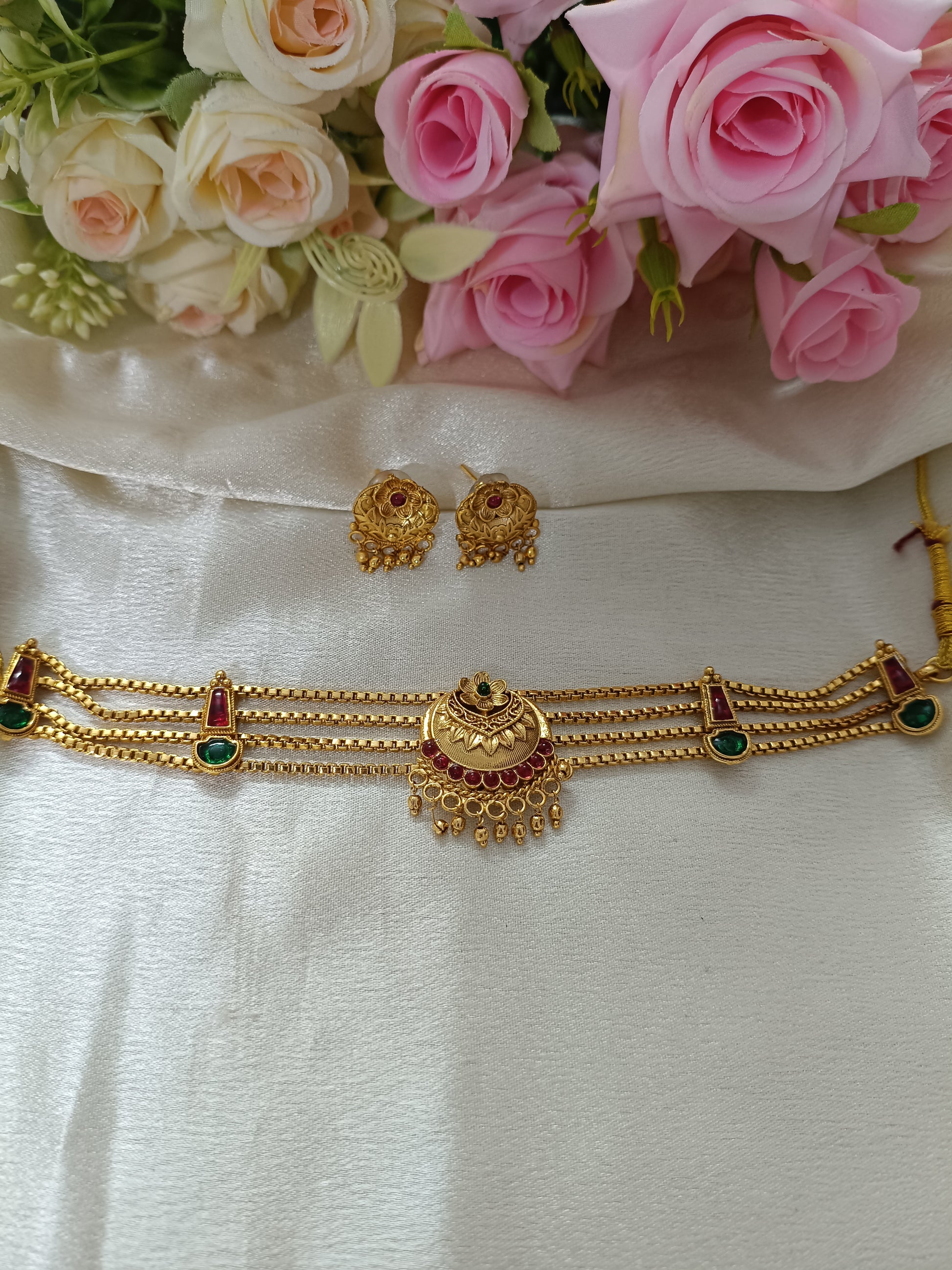 Gold Replica Non Idol Choker