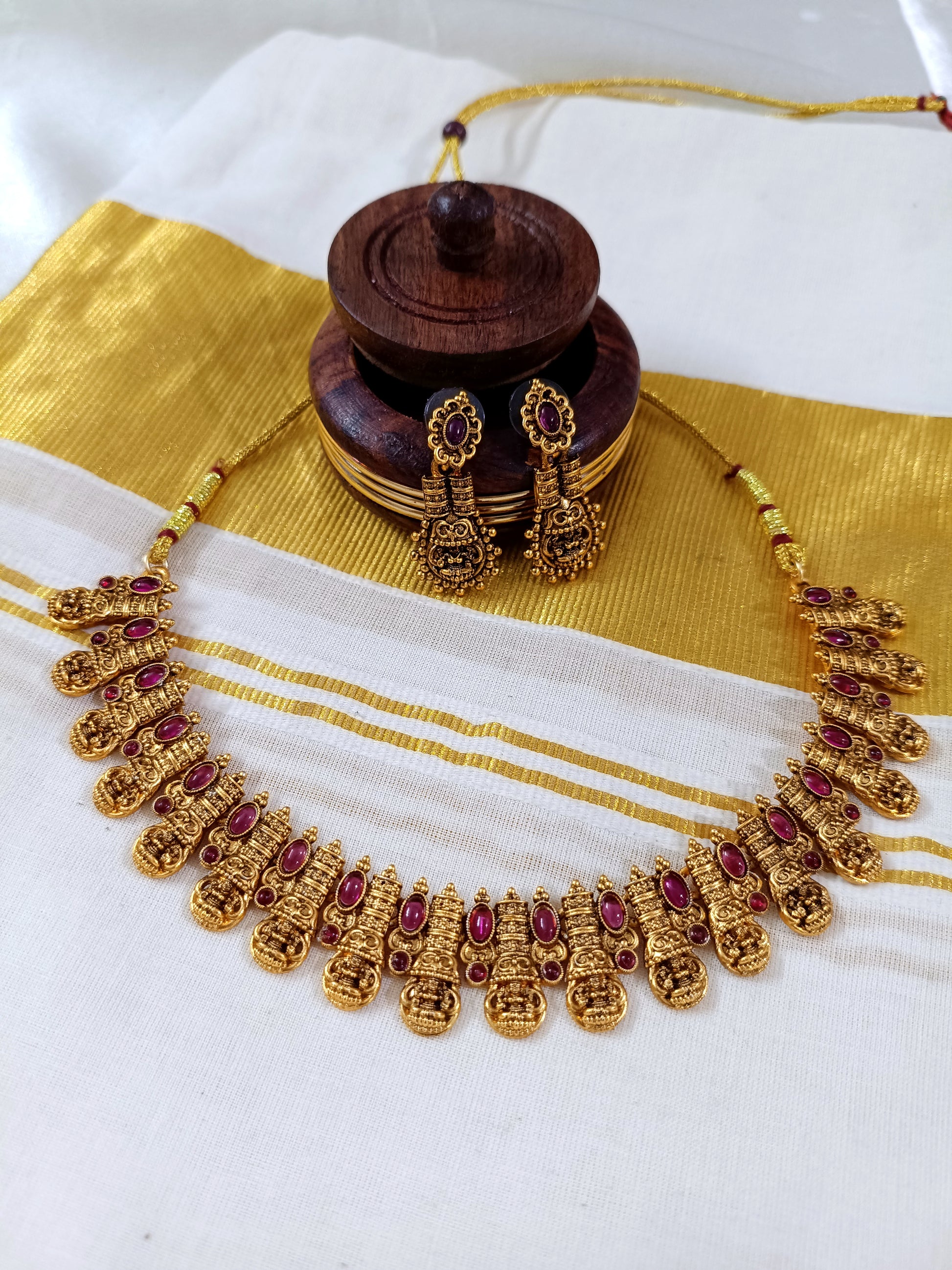 Simple Lakshmi Necklace Set