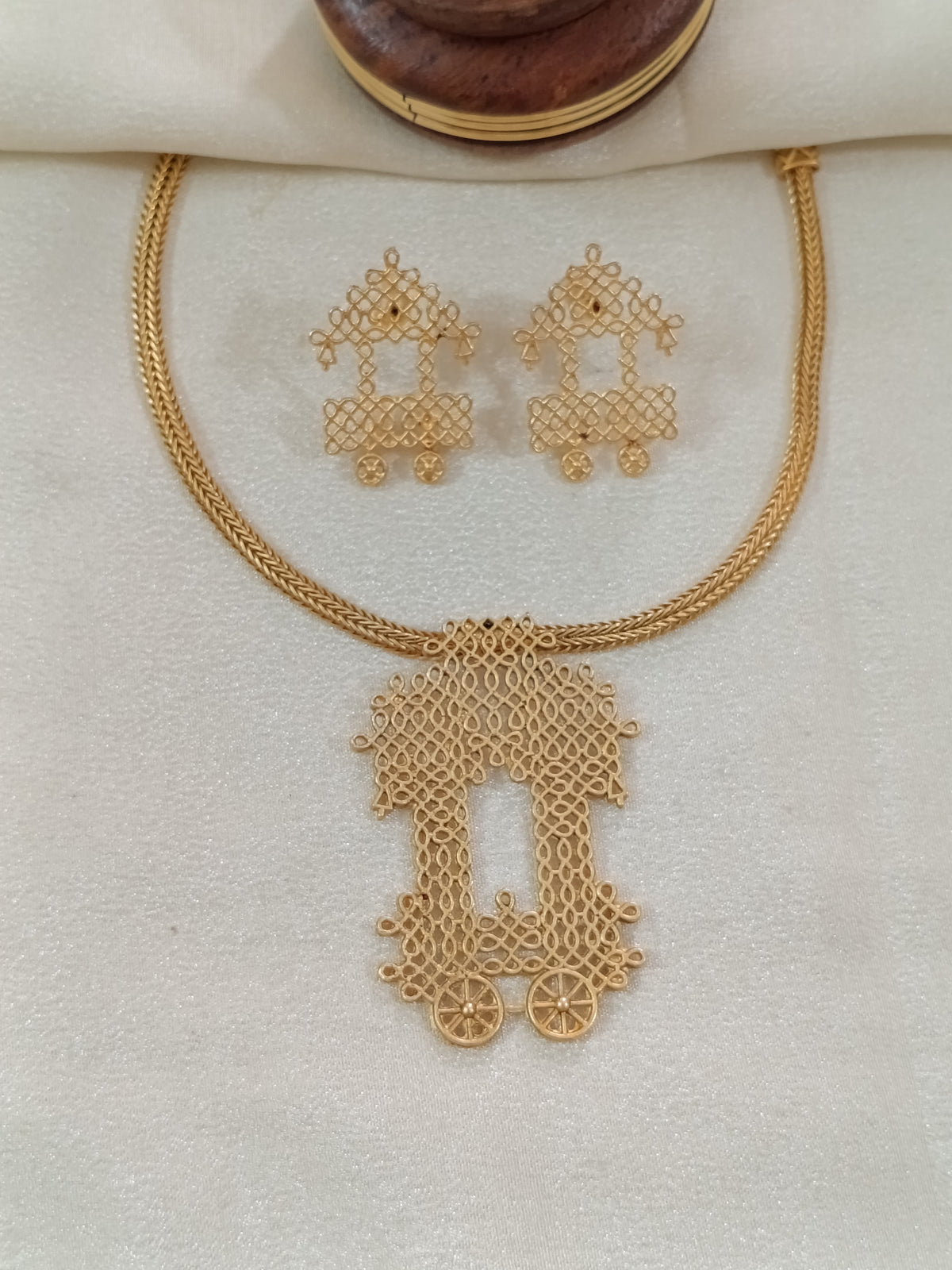 Matte Finish Ratha Pendant Necklace Set