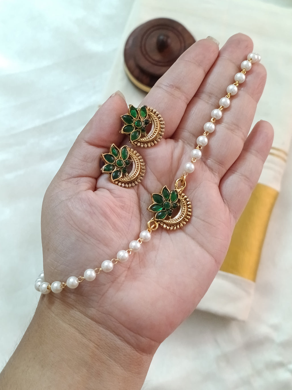 Flower Pendant Pearl Choker Set