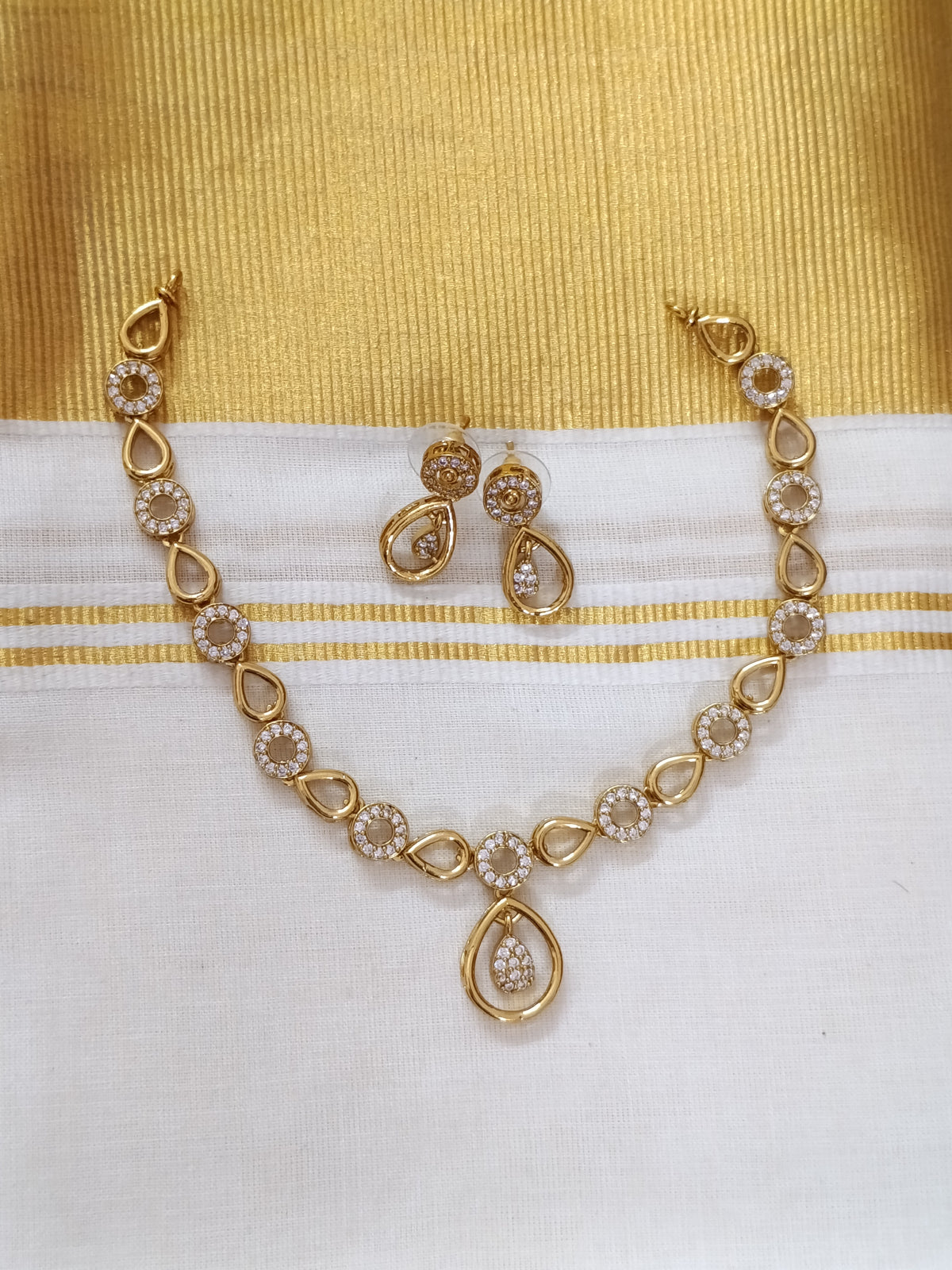 AD Petal Necklace Set