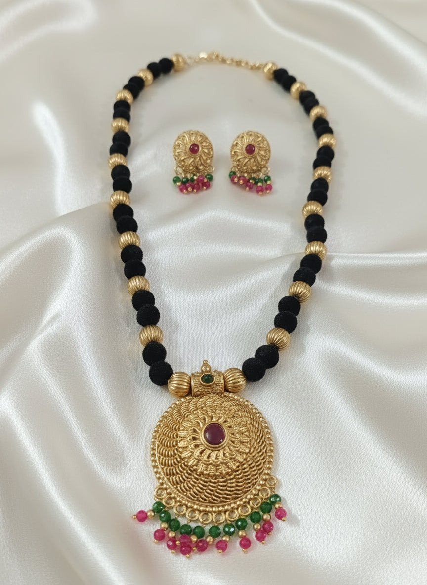 Non idol Black Beaded Necklace Set