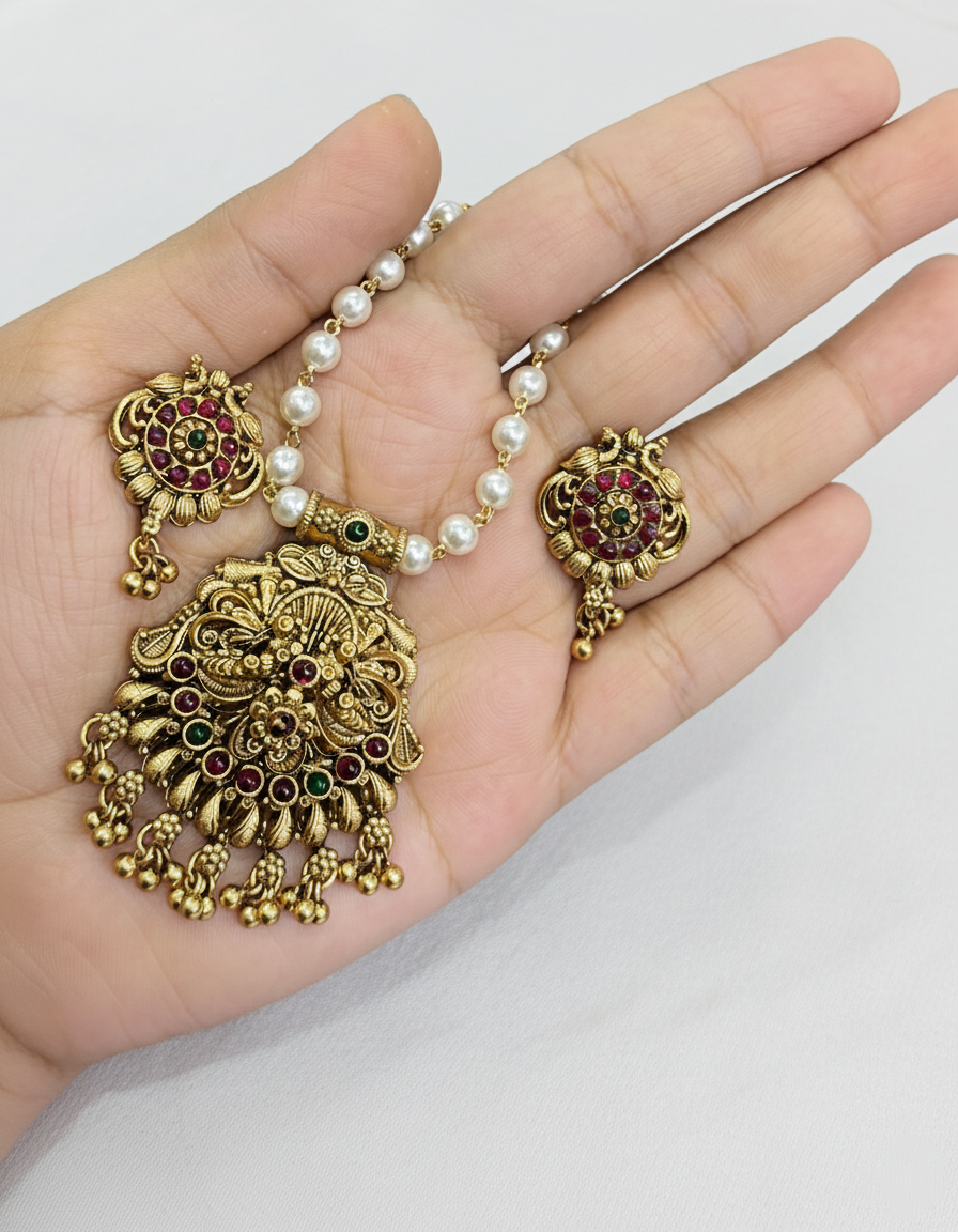 Non idol Pendant Pearl Mid Necklace Set