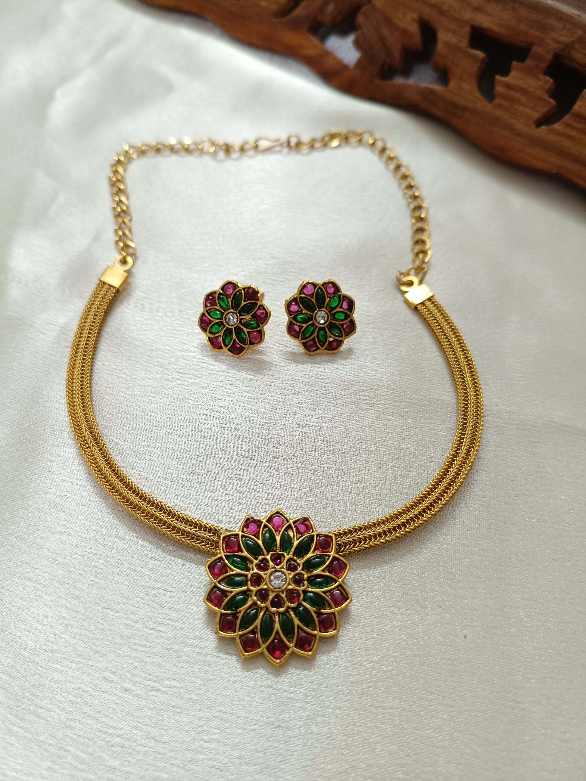 Budget Flower Necklace Set
