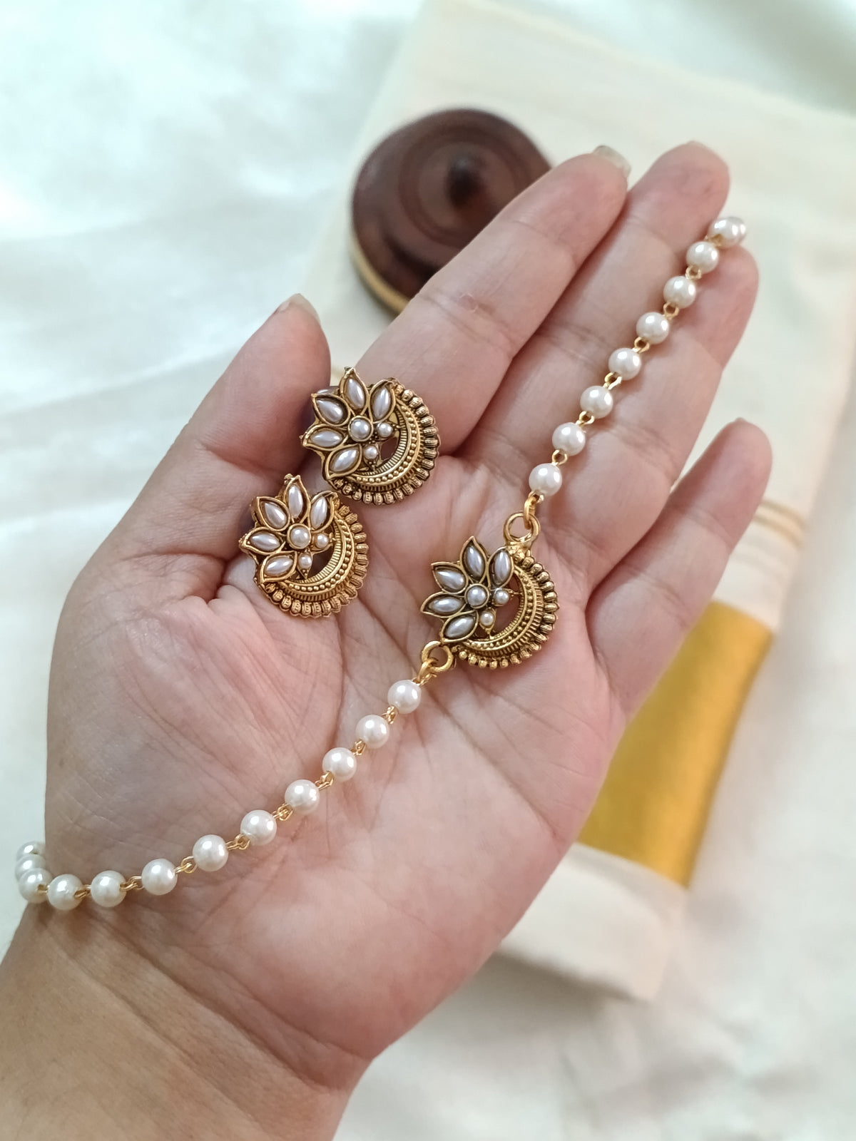 Flower Pendant Pearl Choker Set