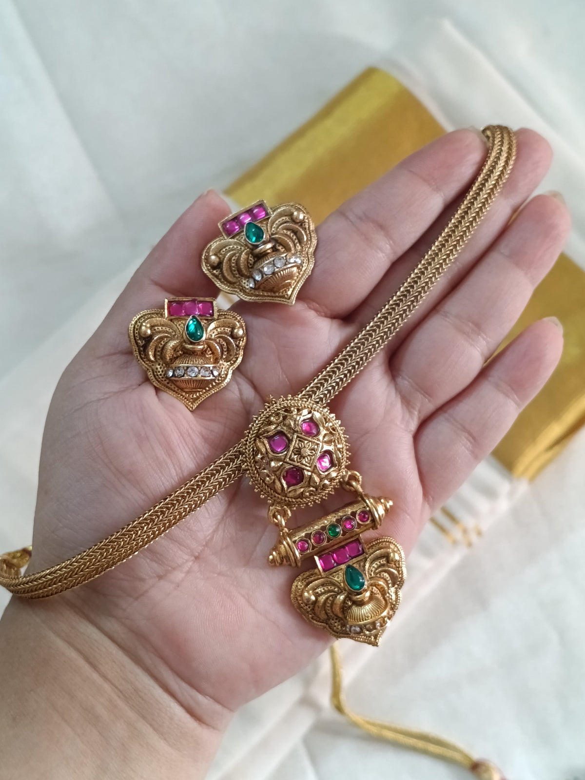 Non Idol Choker Set